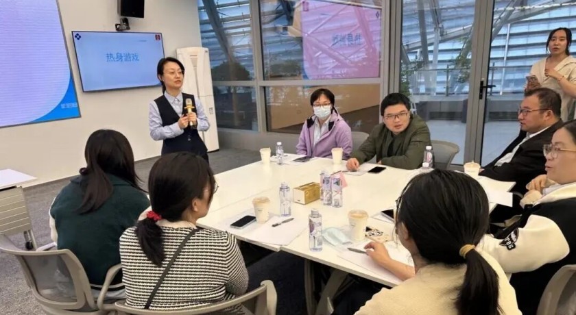 你以为他们只是窗口办事员？不，他们是上海的“政务智囊团”