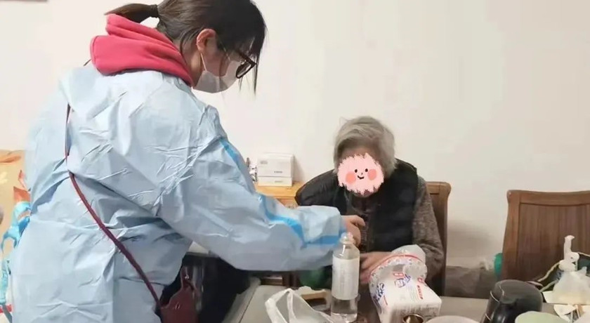 20220429民政守“沪”者|菜不够了、药没有了怎么办?嘉定区外冈镇有一群“临时子女”_副本.jpg 20220429民政守“沪”者|菜不够了、药没有了怎么办?嘉定区外冈镇有一群“临时子女”_副本.jpg