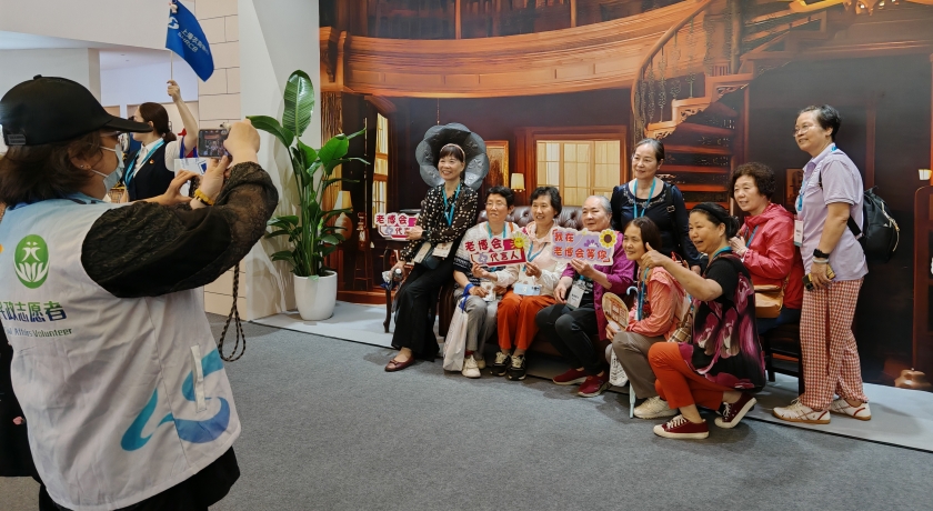 20250613科技助老真嗲,老人故事真暖——2025上海老博会党群服务站侧记_副本.jpg
